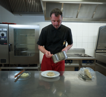 Recept voor de horeca: Bretonse gebakken parelhoen