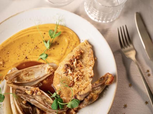 Suprêmes van parelhoen in een walnootkorst, gestoofde witlof en butternutpuree