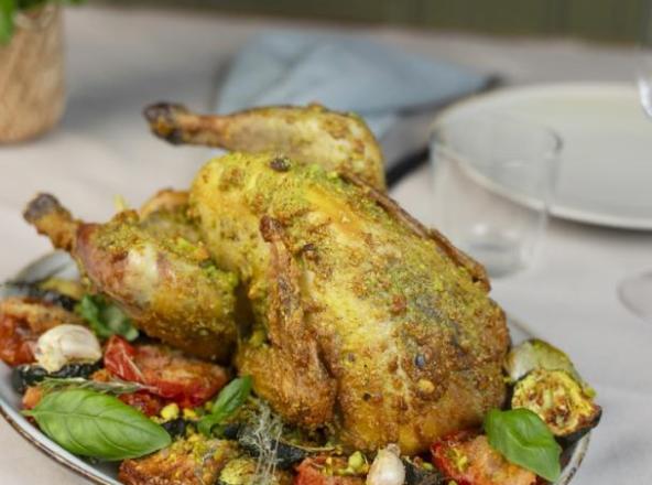 Ganzes Perlhuhn mit Pistazien-Pesto