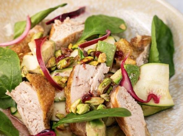 Perlhuhnfilet-Salat mit Pistazien 