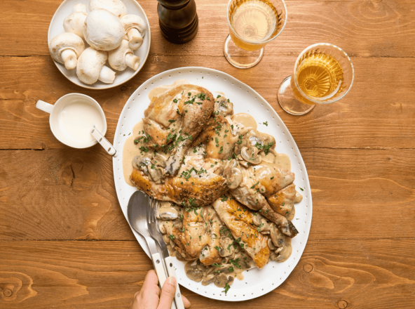 Pintade rôtie, champignons & crème au St-Nectaire